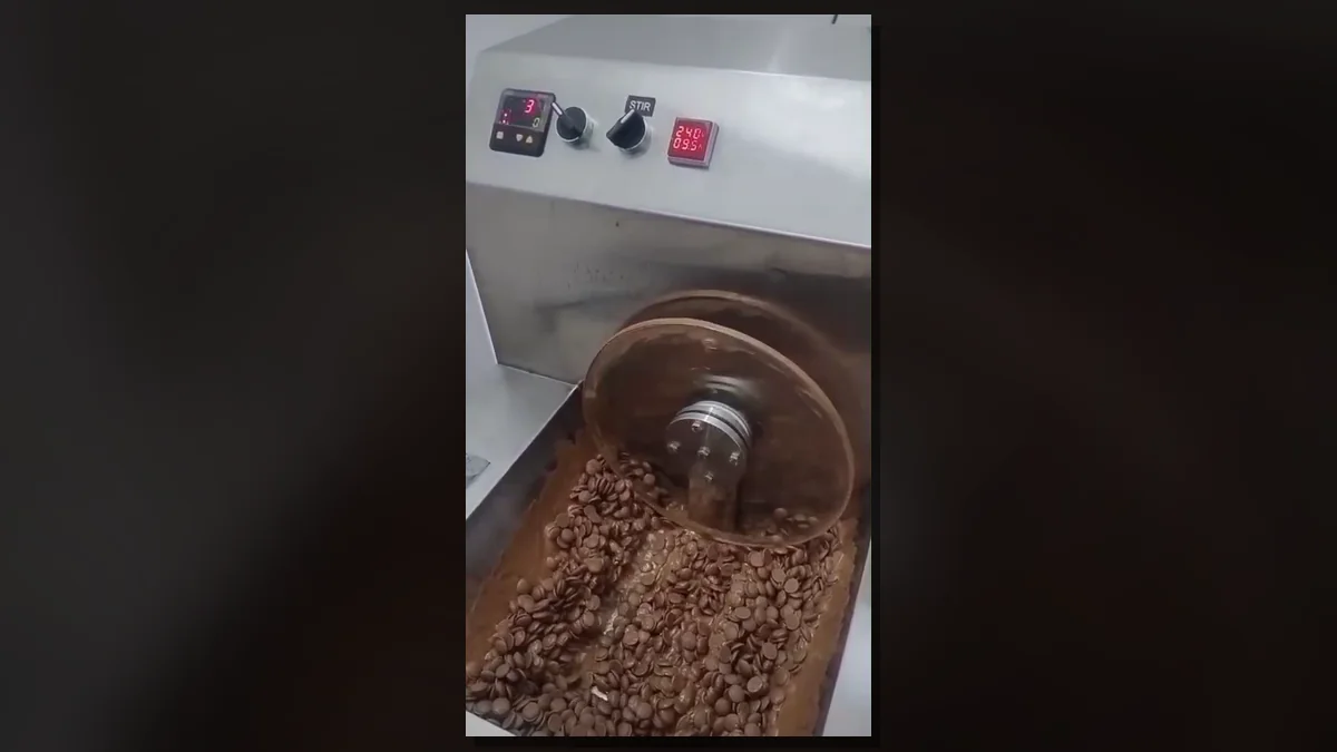 Heated wheel and automatic chocolate stirring demonstration